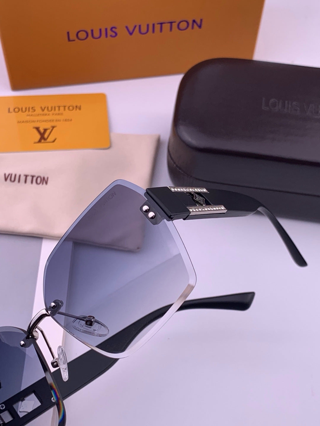 Louis Vuitton L9261 Square Black Lens Sunglasses for Men & Women - 464706 - detail image 3