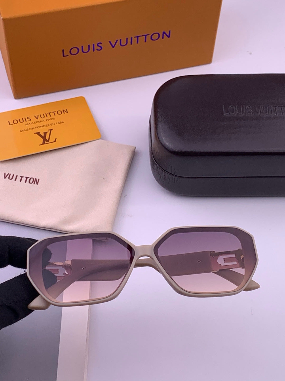 Louis Vuitton L17001 Square Purple Lens Sunglasses for Women - 464713
