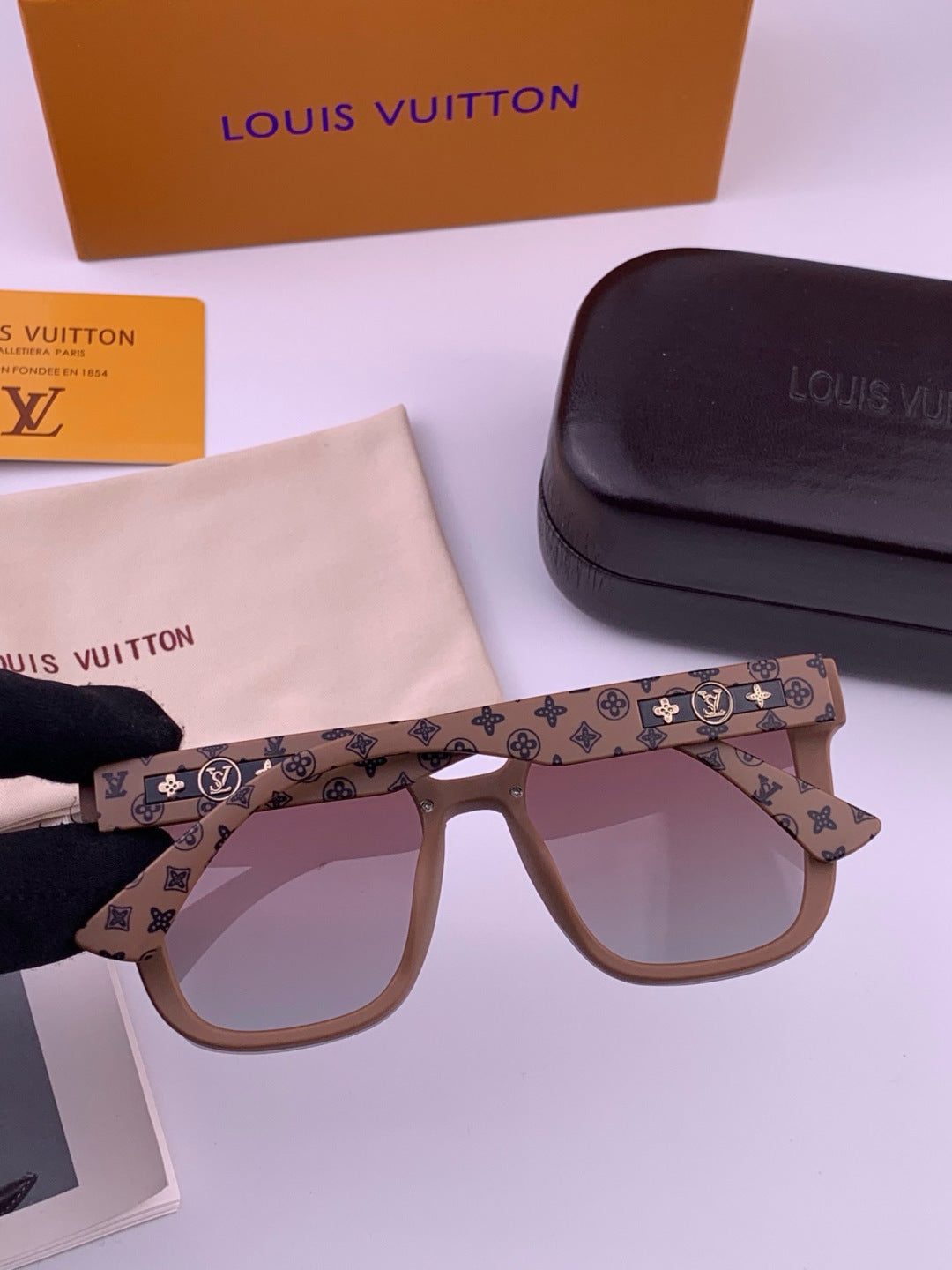 Louis Vuitton L1132 Square Gold Lens Sunglasses for Women - 464698 - detail image 2