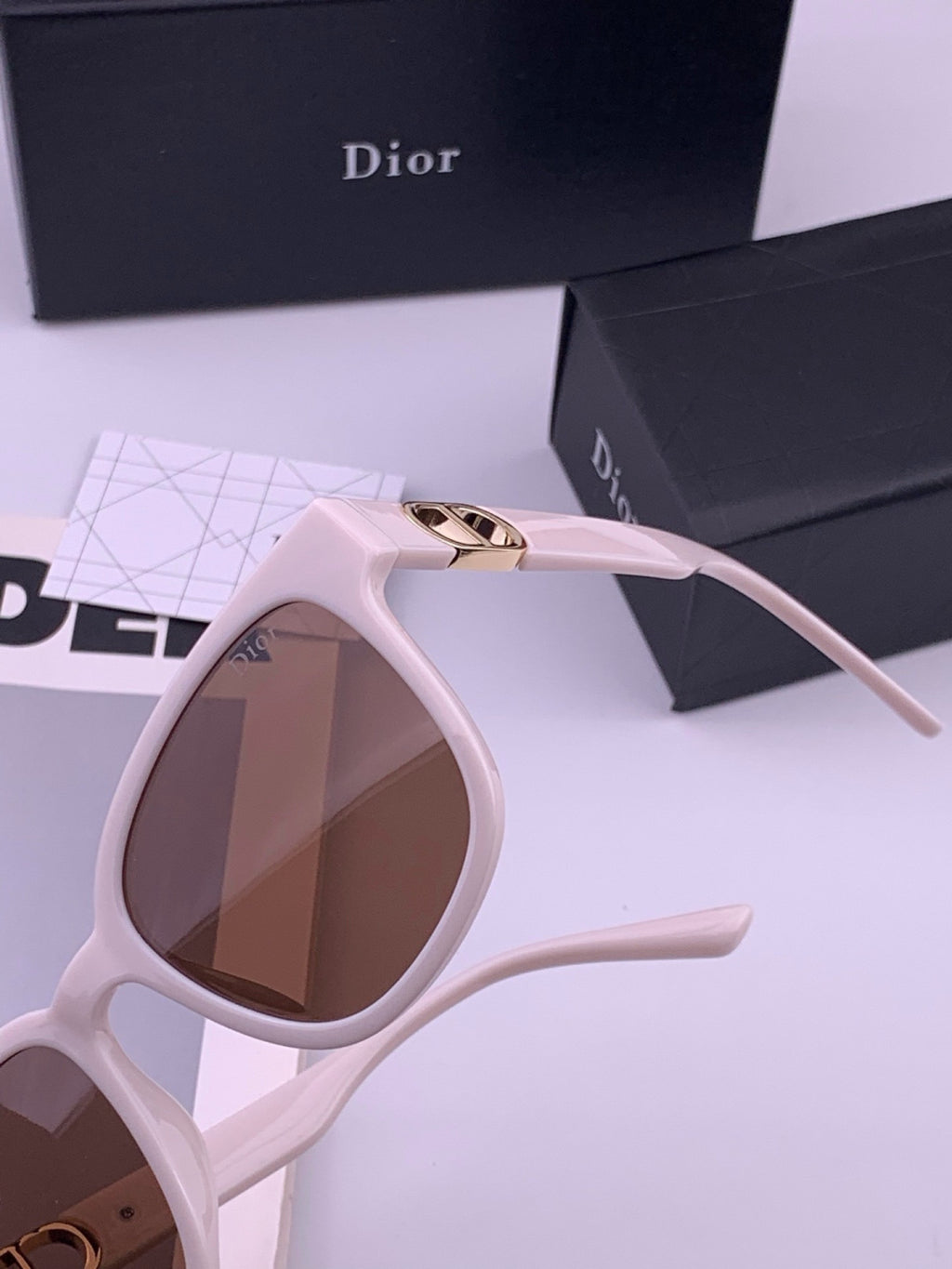 Dior D8913 Polarized Square Red Lens Sunglasses for Men & Women - detail image 3