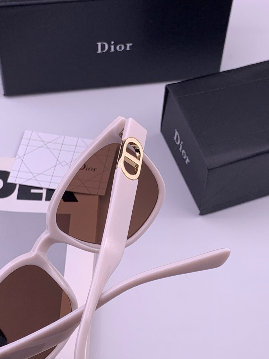 Dior D8913 Polarized Square Red Lens Sunglasses for Men & Women - detail image 6