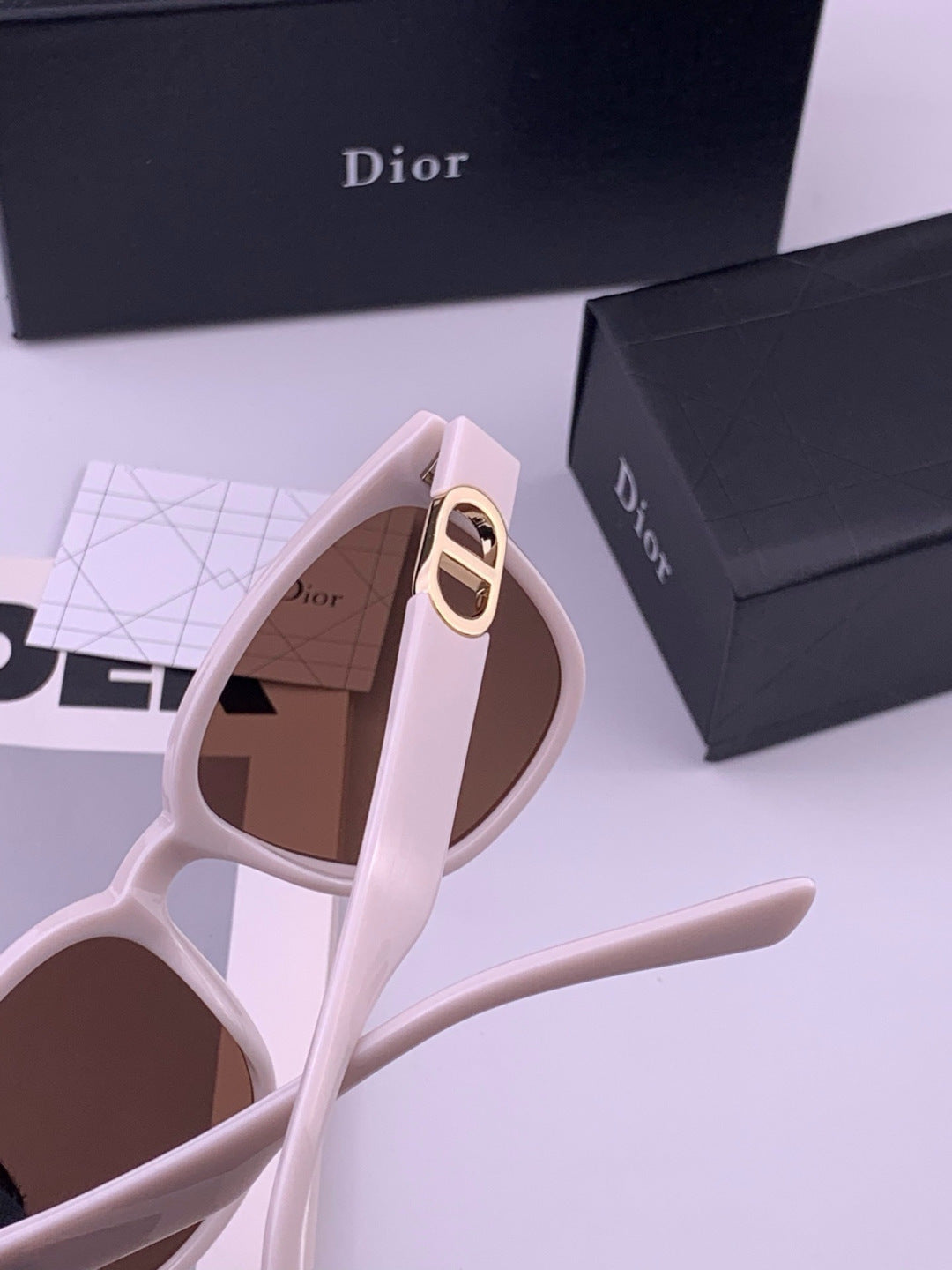 Dior D8913 Polarized Square Red Lens Sunglasses for Men & Women - detail image 6