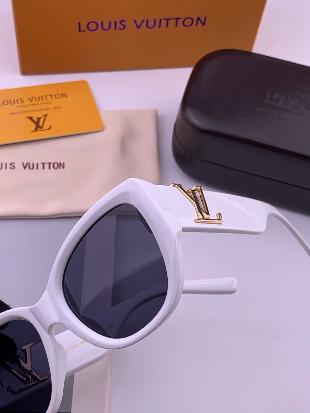Louis Vuitton L5626 Square Pink Lens Sunglasses for Women - detail image 3
