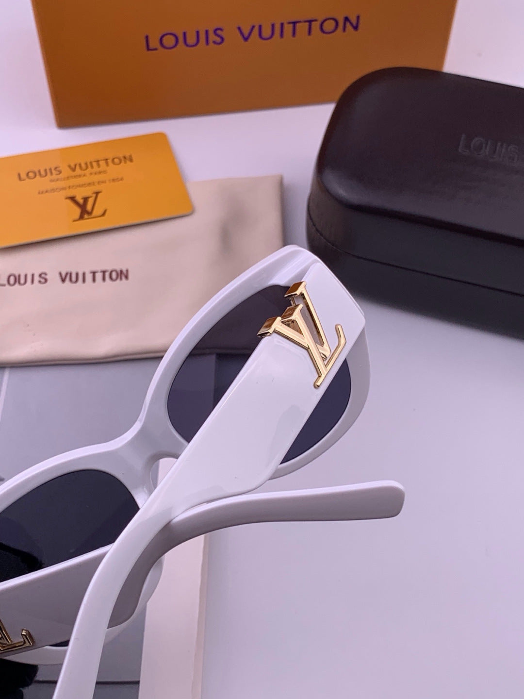 Louis Vuitton L5626 Square Pink Lens Sunglasses for Women - detail image 4