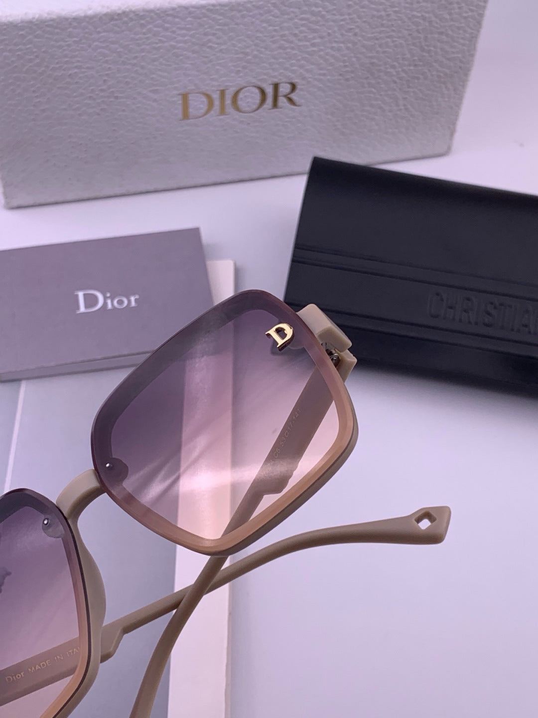 Louis Vuitton L37004 Oversized Purple Lens Sunglasses for Men & Women - detail image 5