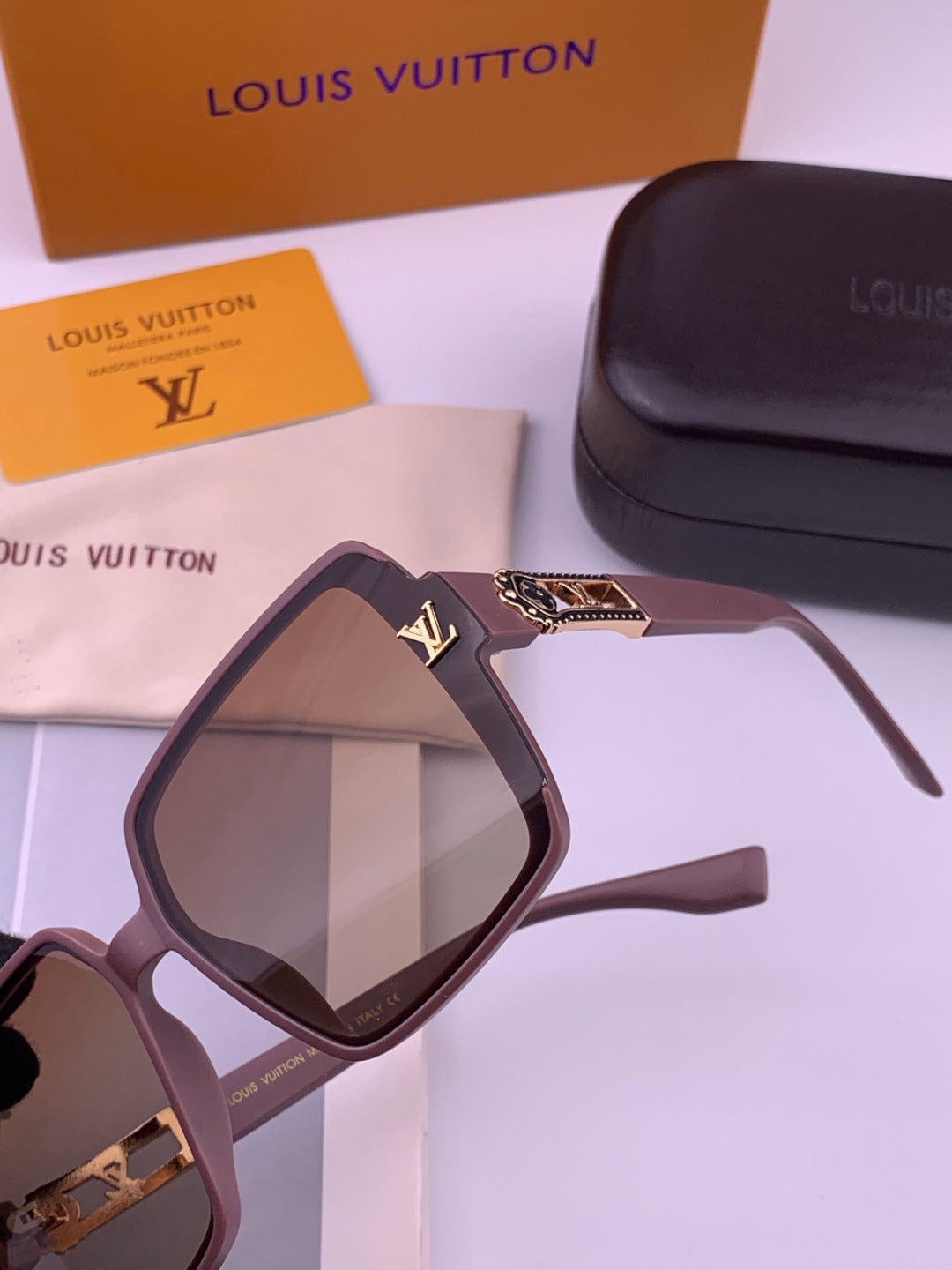 Louis Vuitton L77004 Oversized Purple Lens Sunglasses for Men & Women - 493215 - detail image 3