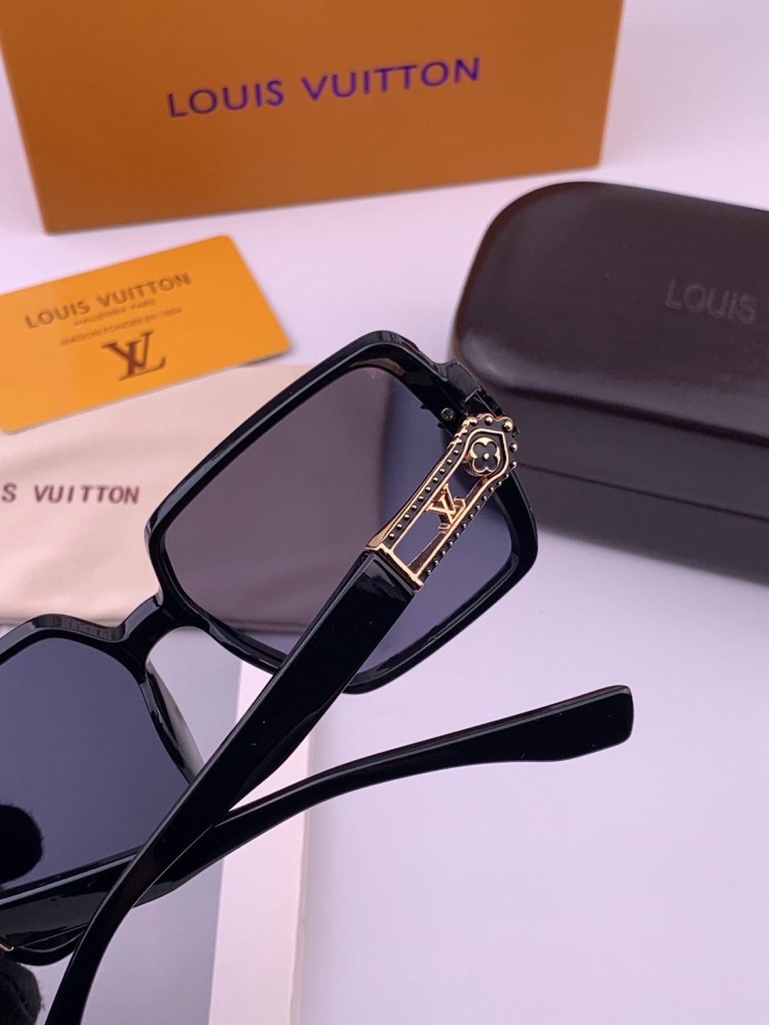 Louis Vuitton L77004 Oversized Blue Lens Sunglasses for Men & Women - detail image 5