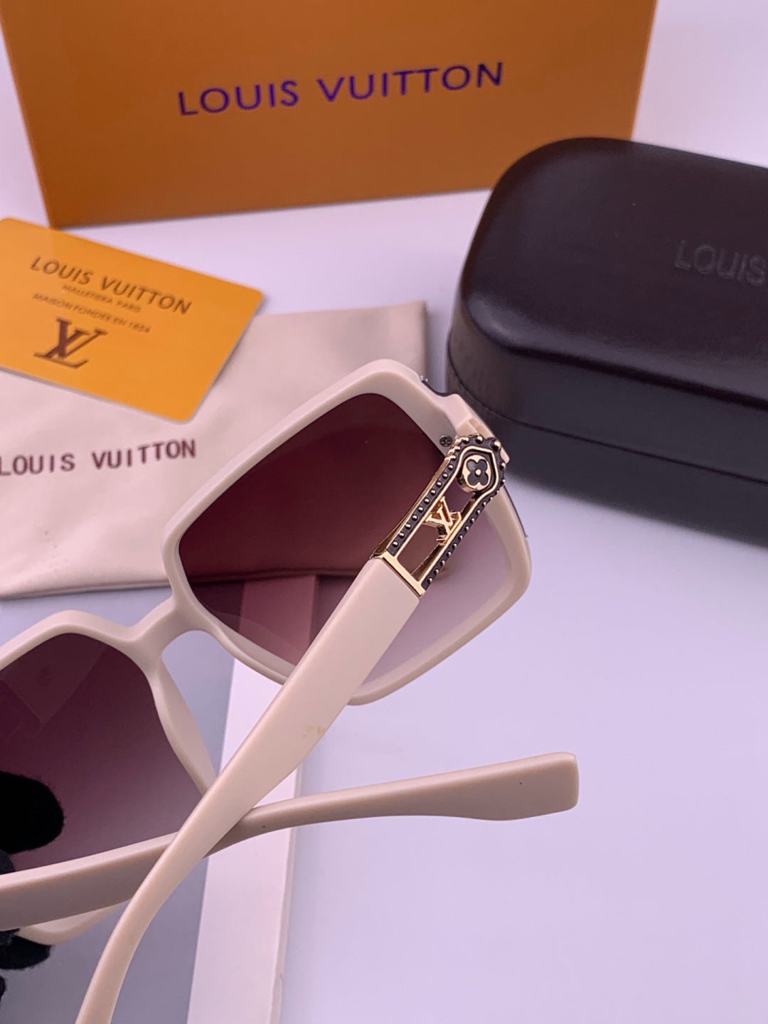 Louis Vuitton L77004 Oversized Purple Lens Sunglasses for Men & Women - detail image 3