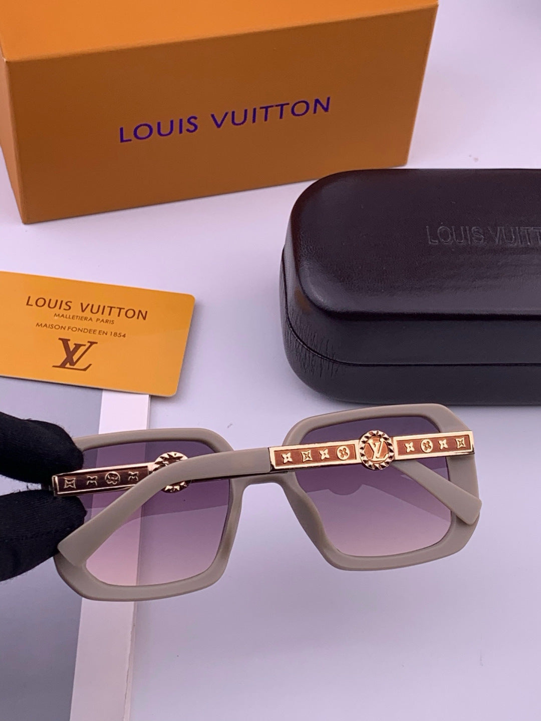 Louis Vuitton L37007 Oversized Brown Lens Sunglasses for Men & Women - 493224 - detail image 6