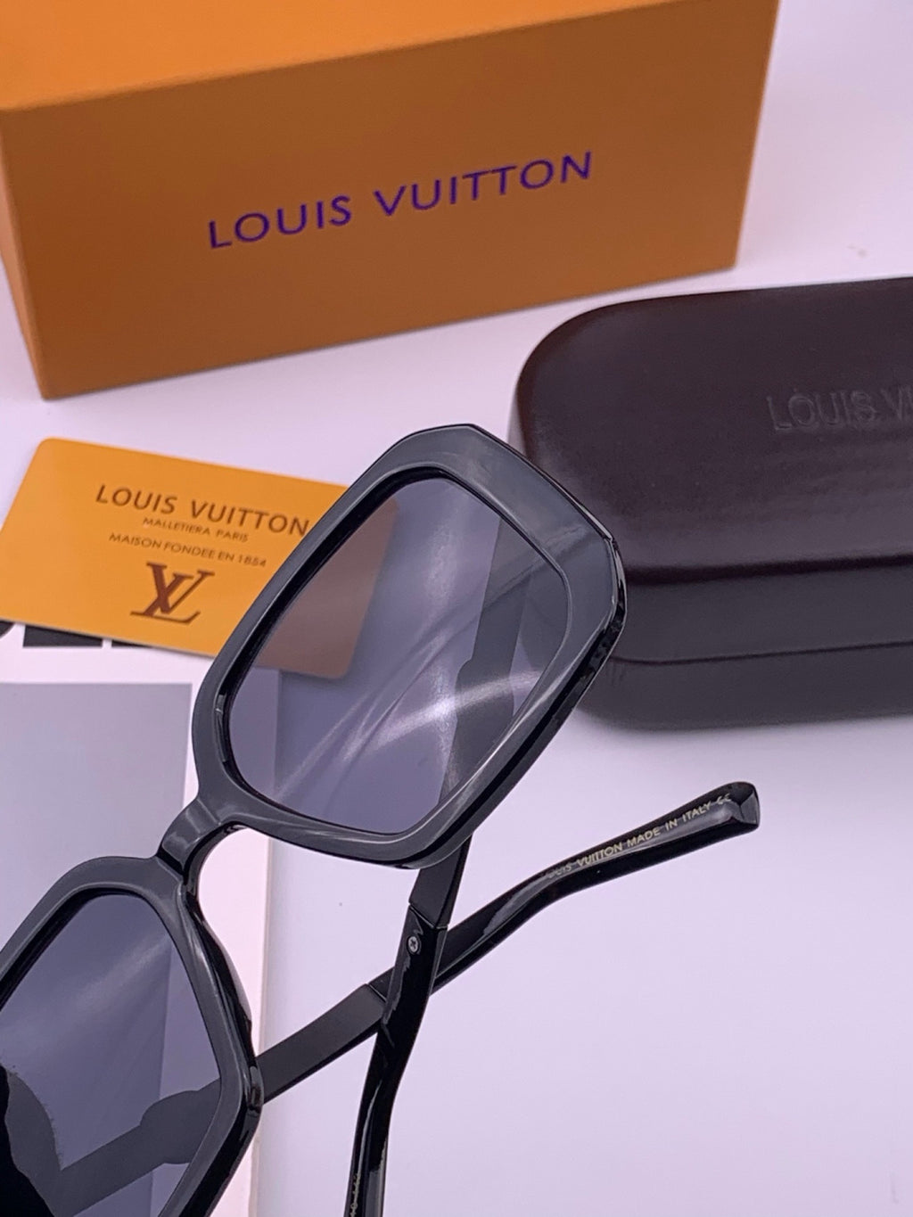 Louis Vuitton L37007 Oversized Brown Lens Sunglasses for Men & Women - 486251 - detail image 3