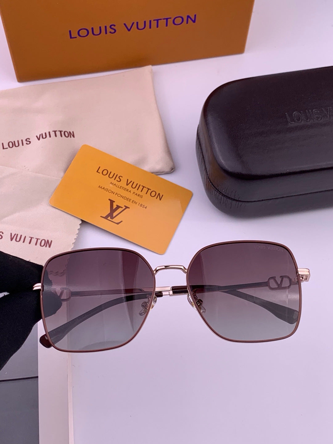 Louis Vuitton L8191 Polarized Aviator Gold Lens Sunglasses for Men & Women - detail image 2