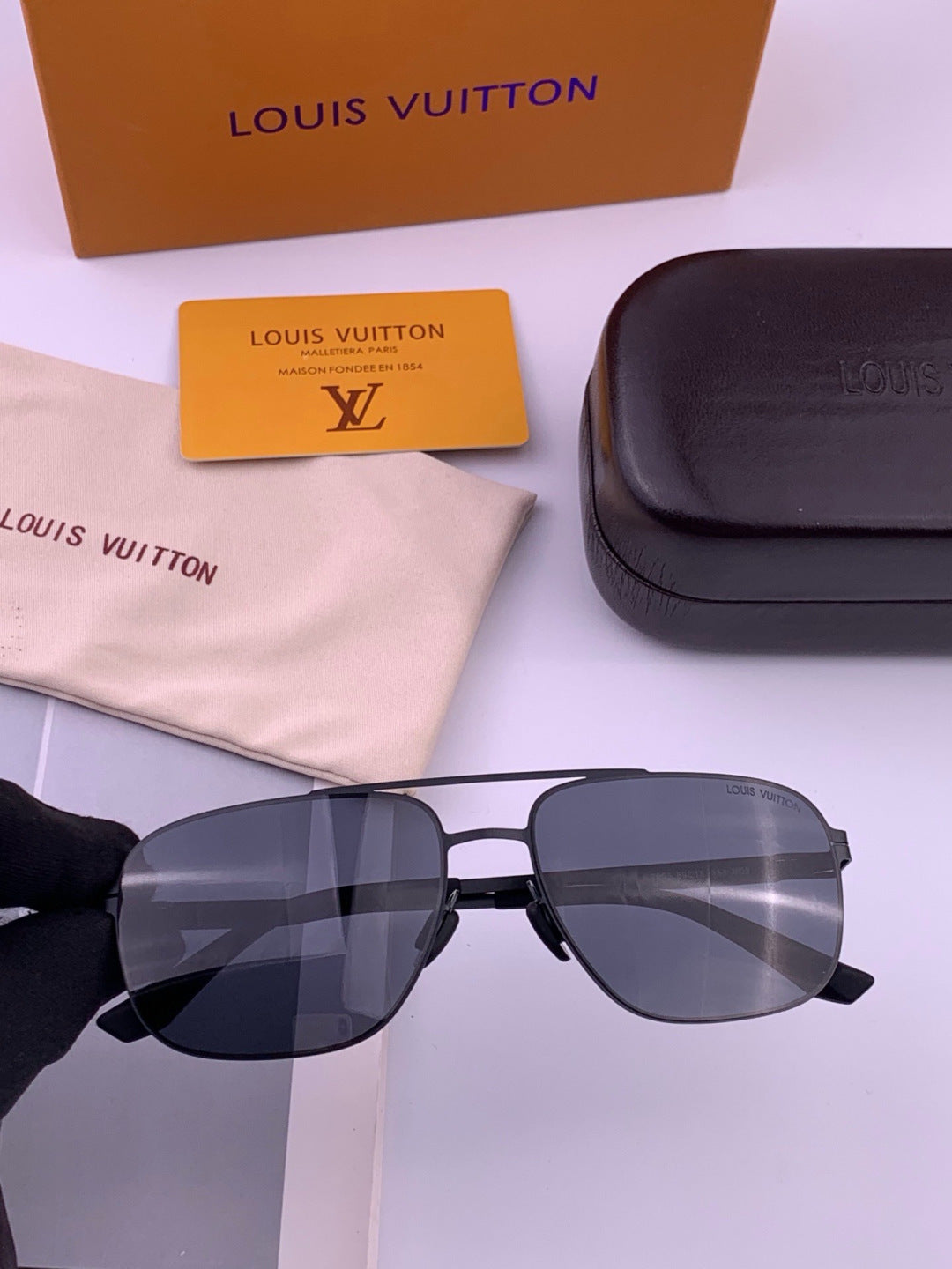 Louis Vuitton L5760 Fashion Gray Lens Sunglasses for Men & Women - detail image 3