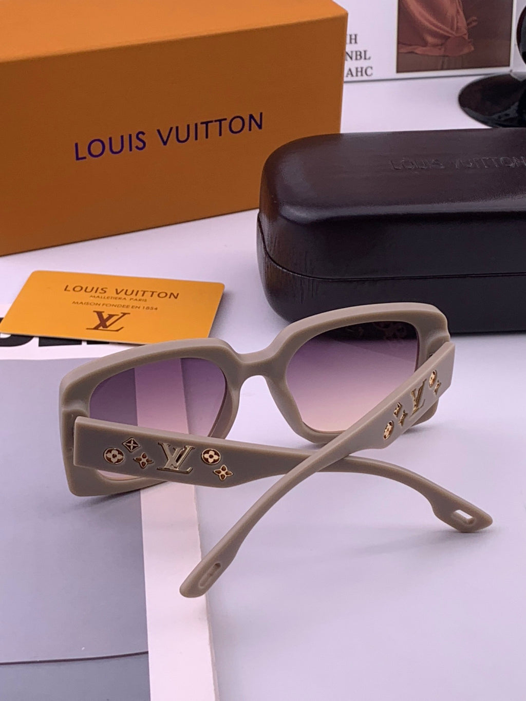 Louis Vuitton L17006 Oversized Brown Lens Sunglasses for Men & Women - detail image 4