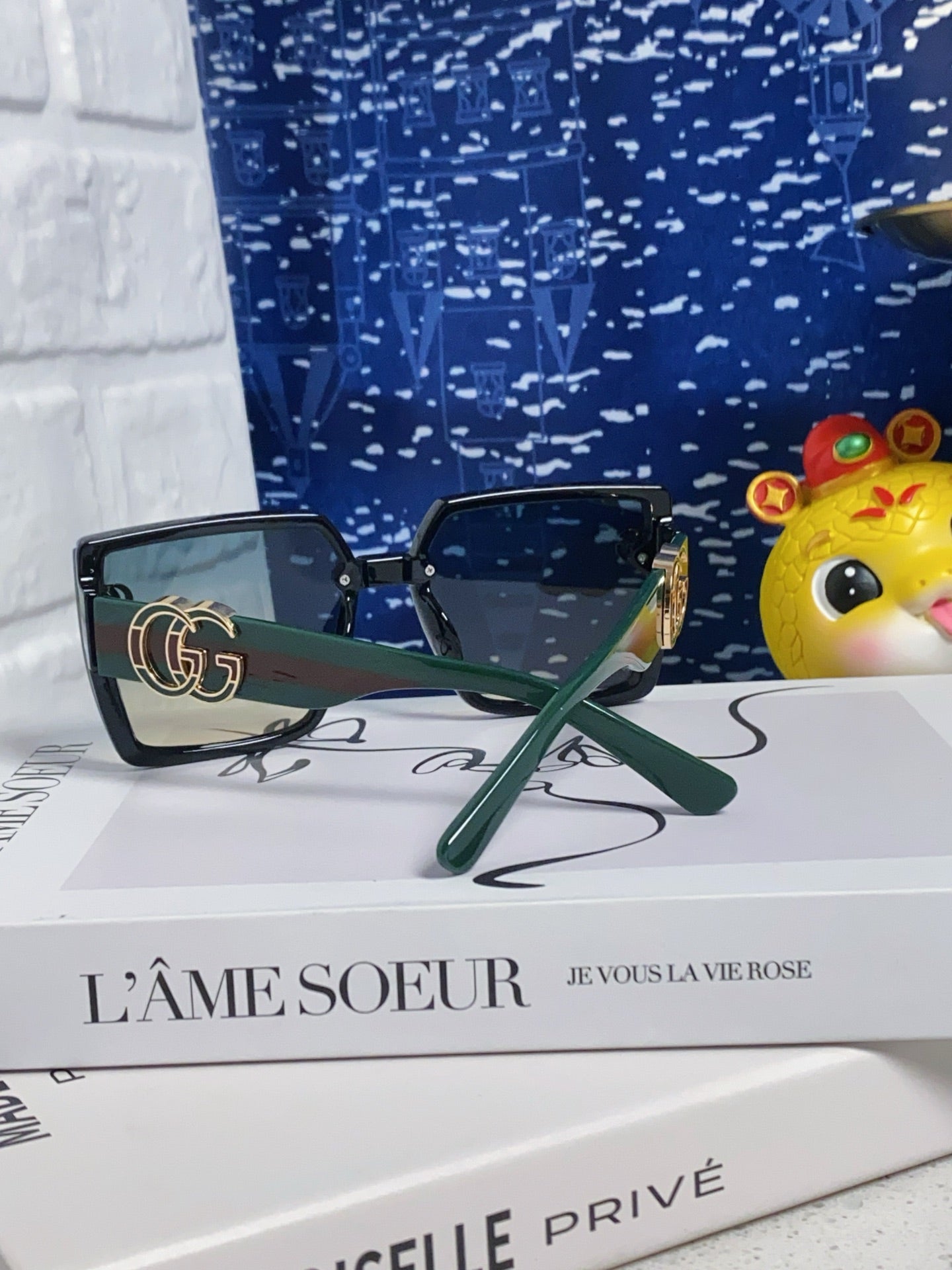 Gucci Polarized Fashion Blue Lens Sunglasses for Women - 357876 - detail image 3