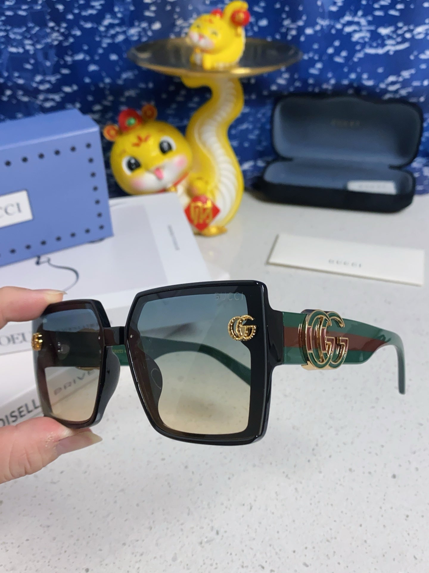 Gucci Polarized Fashion Blue Lens Sunglasses for Women - 357876 - detail image 6