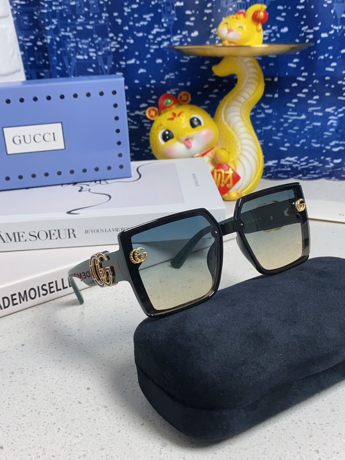 Gucci Polarized Fashion Blue Lens Sunglasses for Women - 357876 - detail image 9