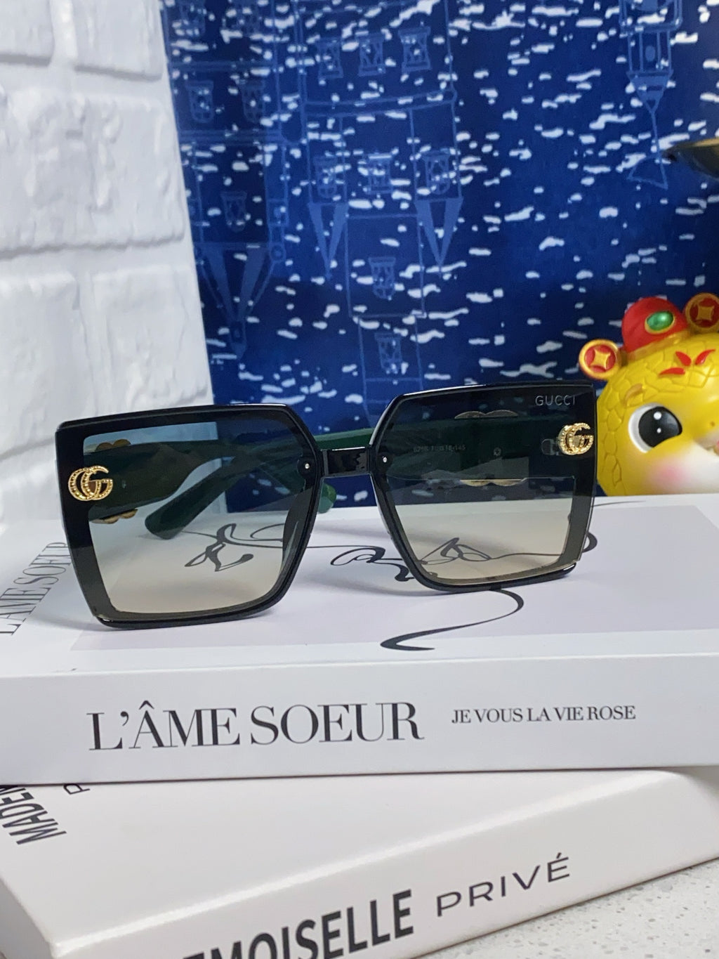 Gucci Polarized Fashion Blue Lens Sunglasses for Women - 357876 - detail image 2