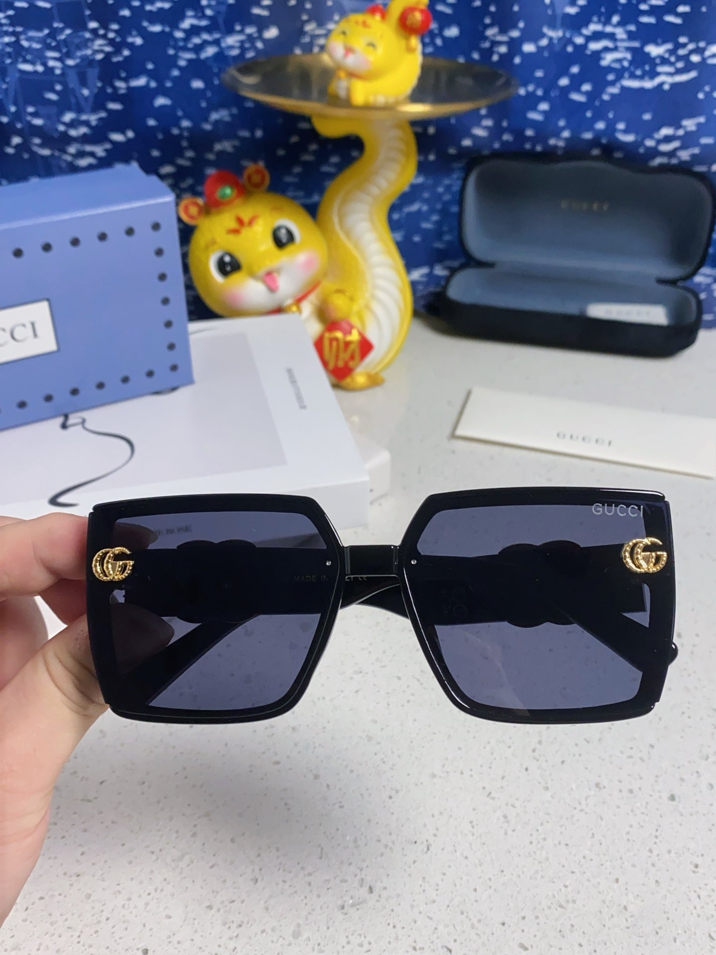 Gucci Polarized Fashion Blue Lens Sunglasses for Women - 357877 - detail image 4