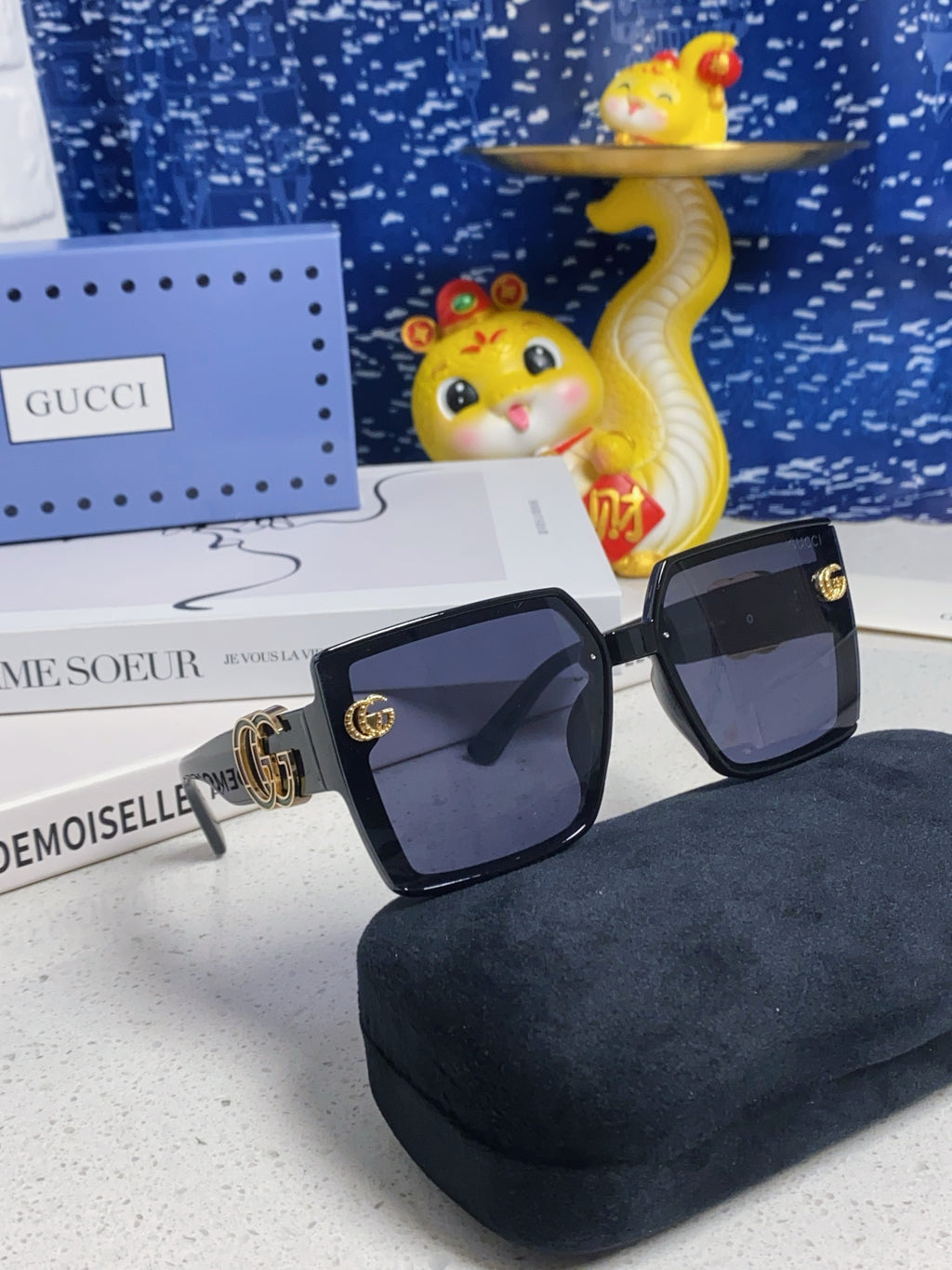Gucci Polarized Fashion Blue Lens Sunglasses for Women - 357877 - detail image 9