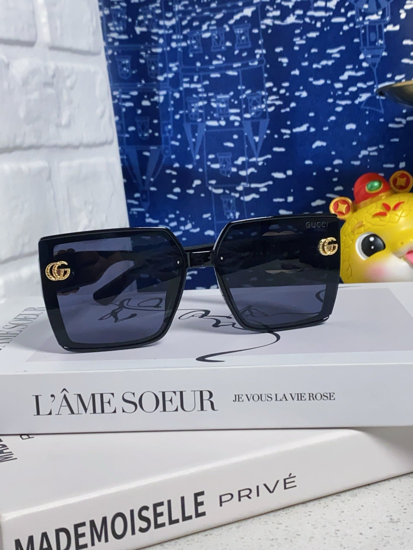 Gucci Polarized Fashion Blue Lens Sunglasses for Women - 357877 - detail image 2