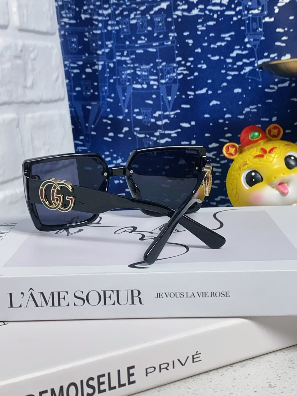 Gucci Polarized Fashion Blue Lens Sunglasses for Women - 357877 - detail image 3