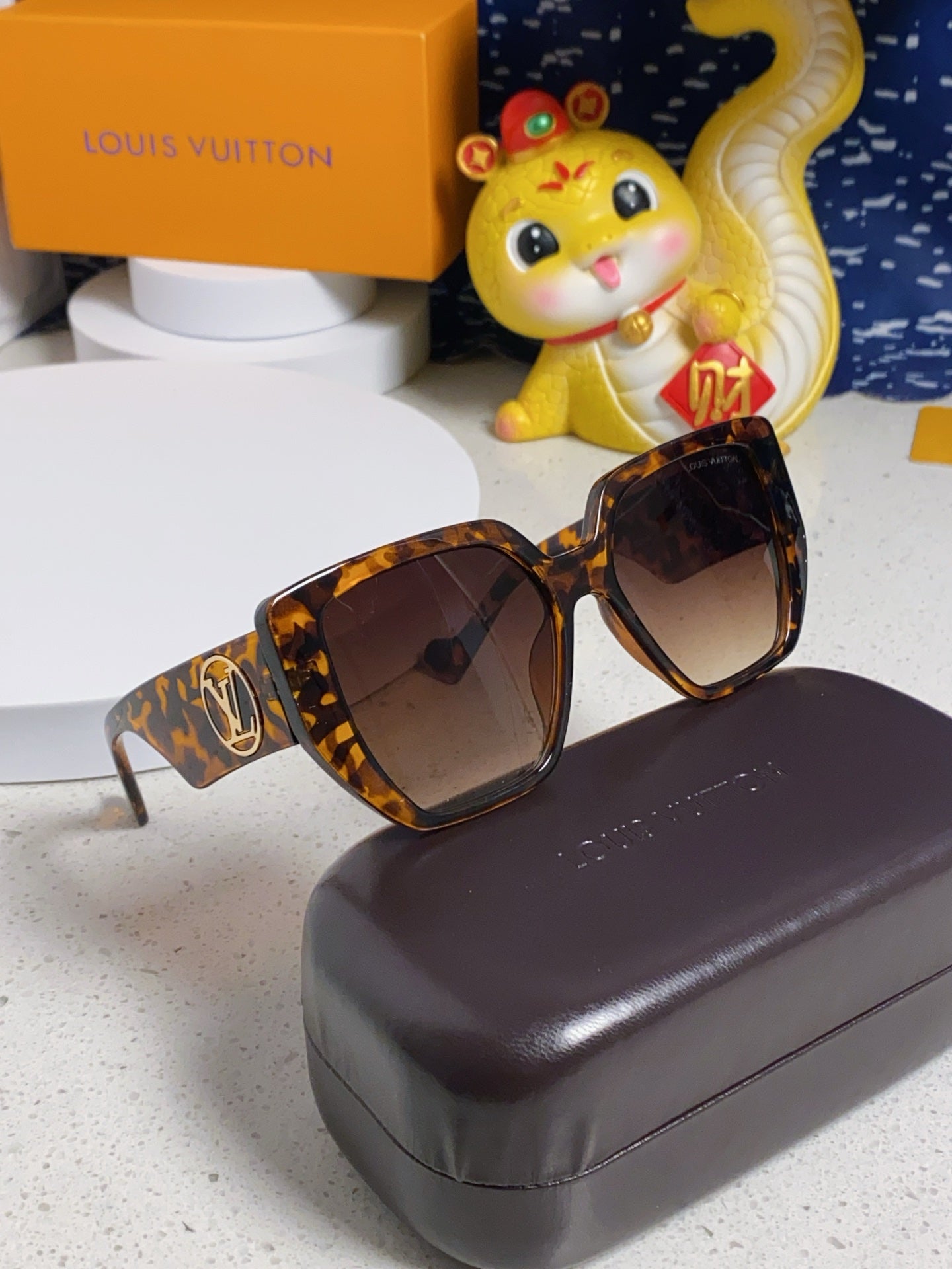 Louis Vuitton Square Brown Lens Sunglasses for Women - detail image 9