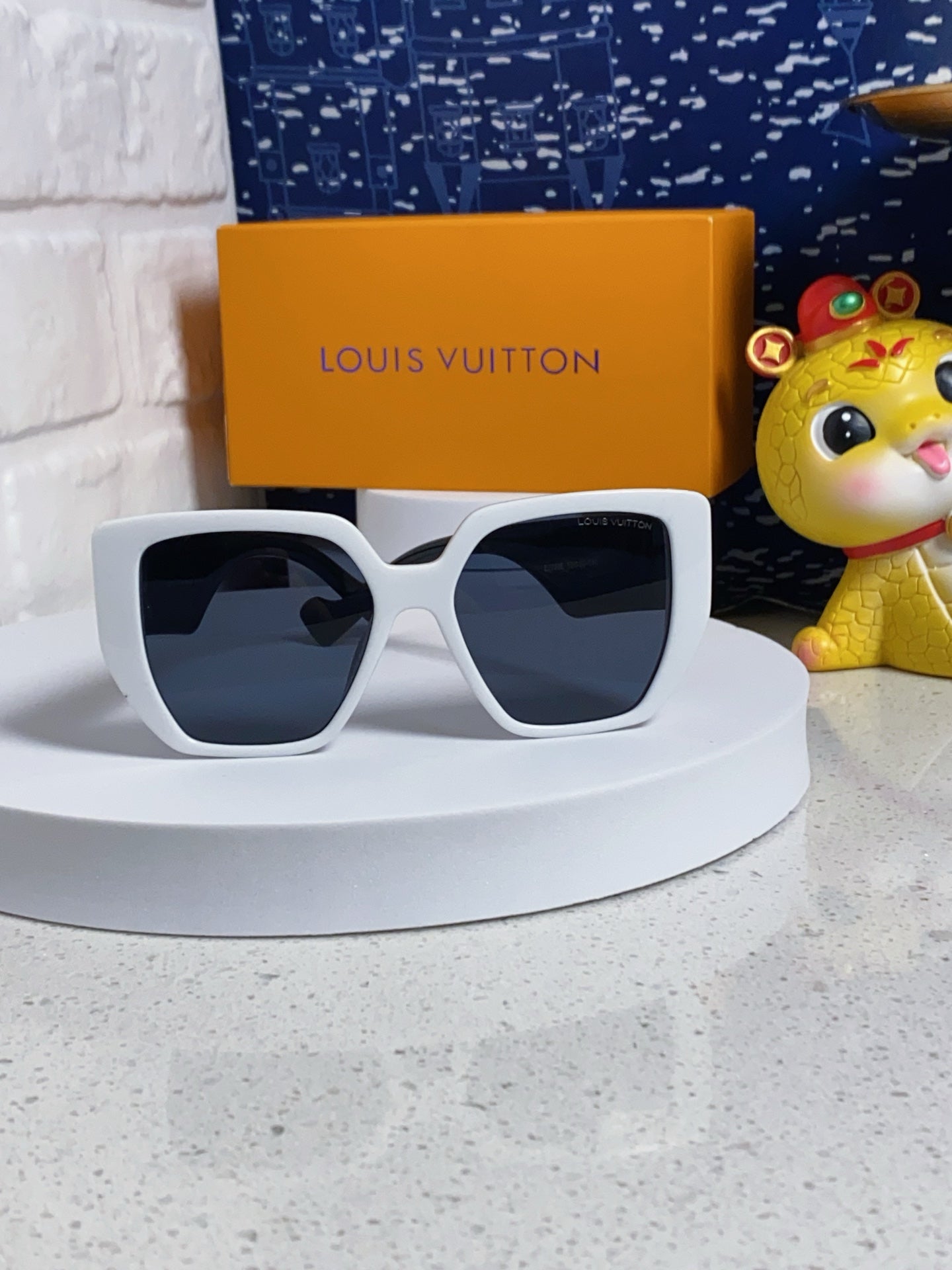 Louis Vuitton Square Blue Lens Sunglasses for Women - 381875 - detail image 2