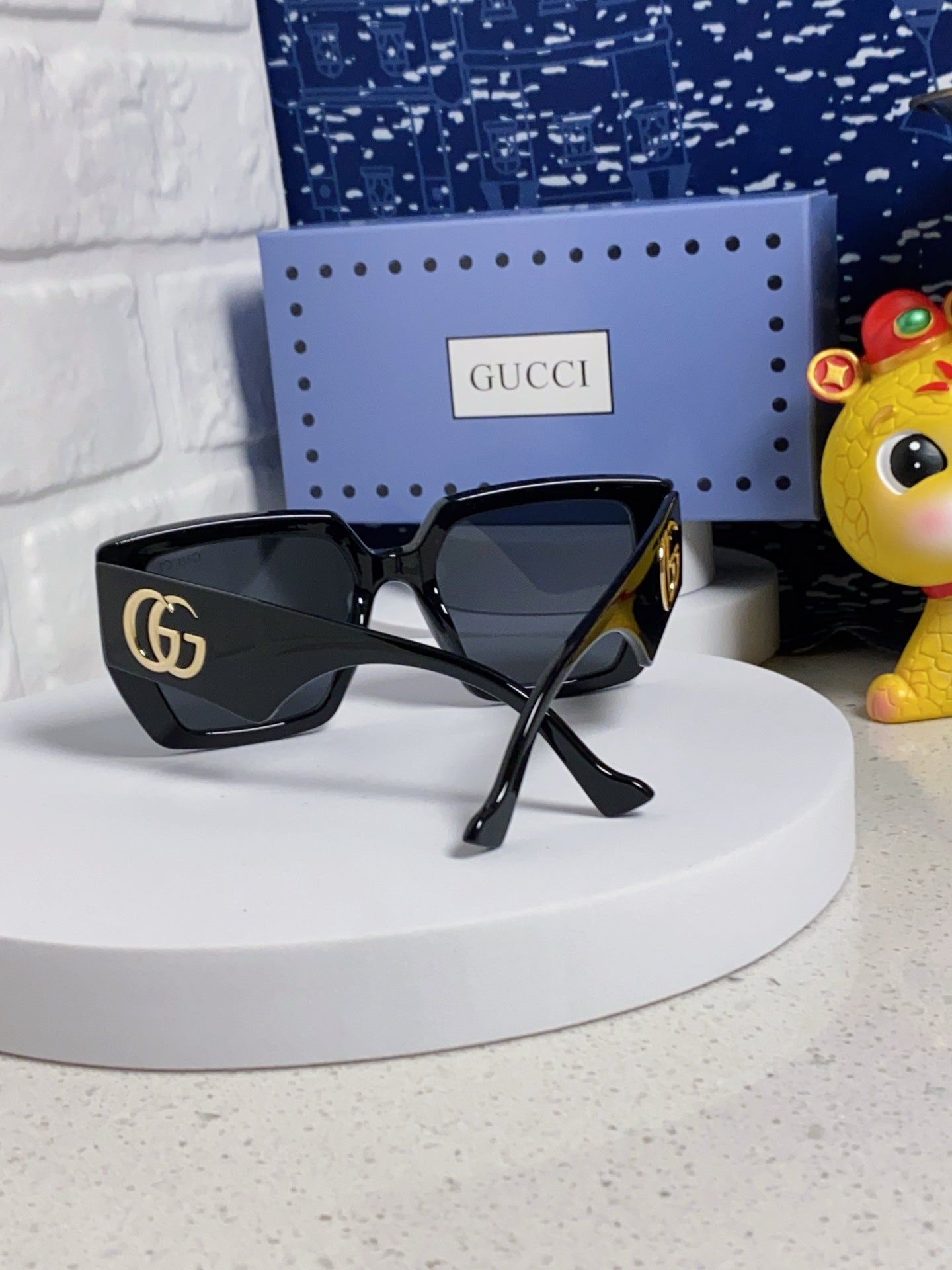 Gucci Oversized Black Lens Sunglasses for Men & Women - 398374 - detail image 3