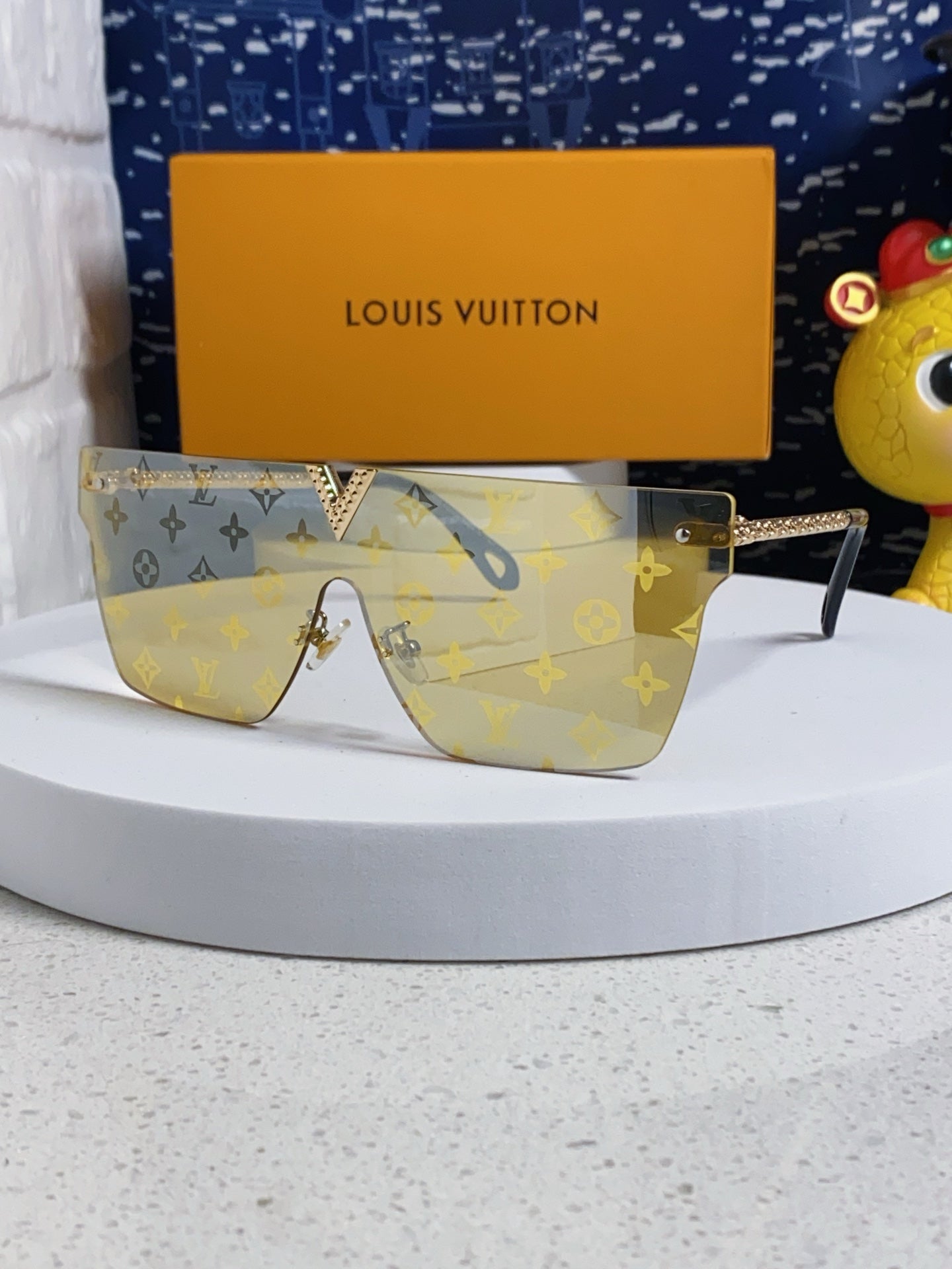 Louis Vuitton Fashion Gold Lens Sunglasses for Men & Women - 997392