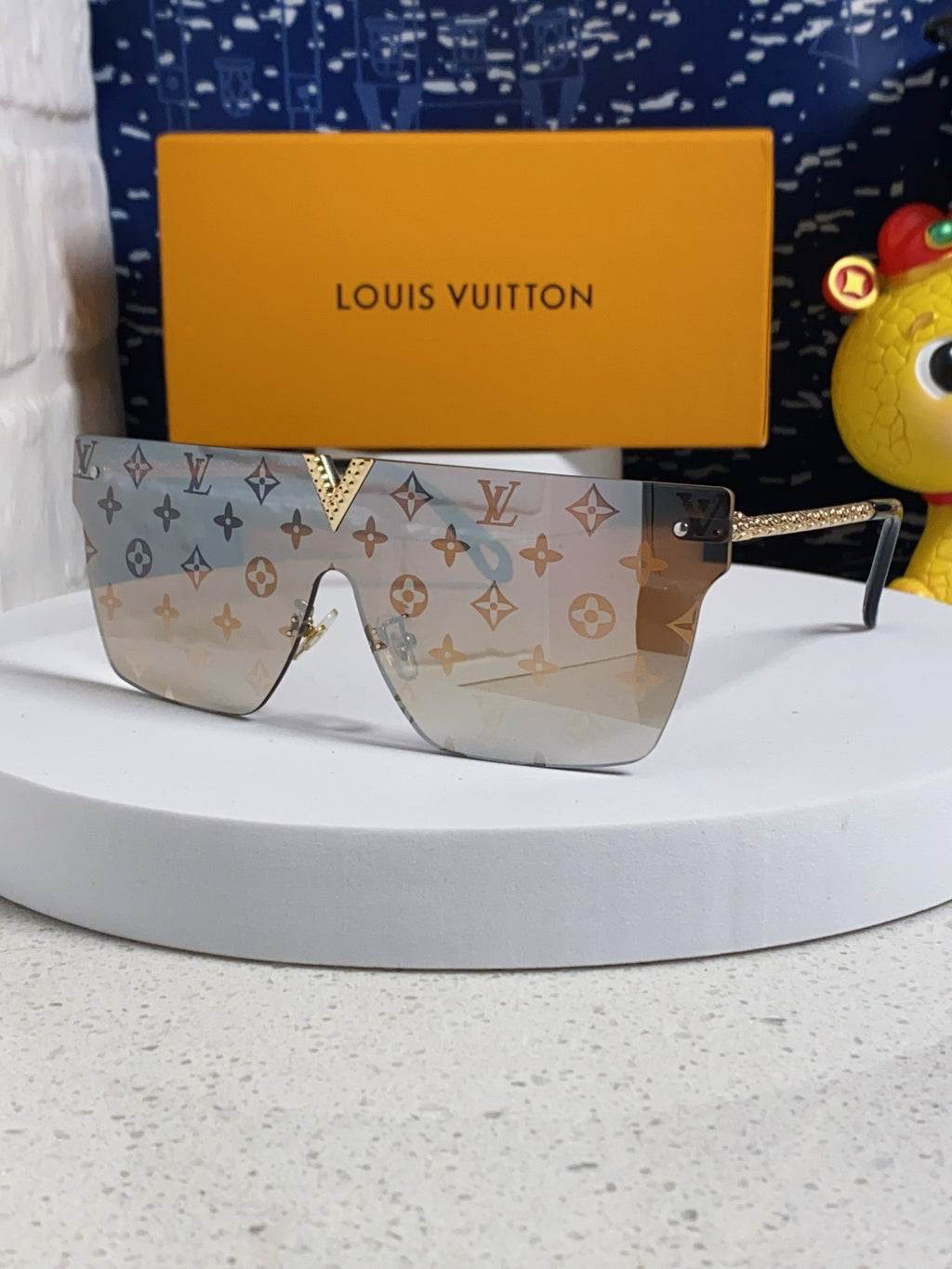 Louis Vuitton Fashion Silver Lens Sunglasses for Men & Women - 997393