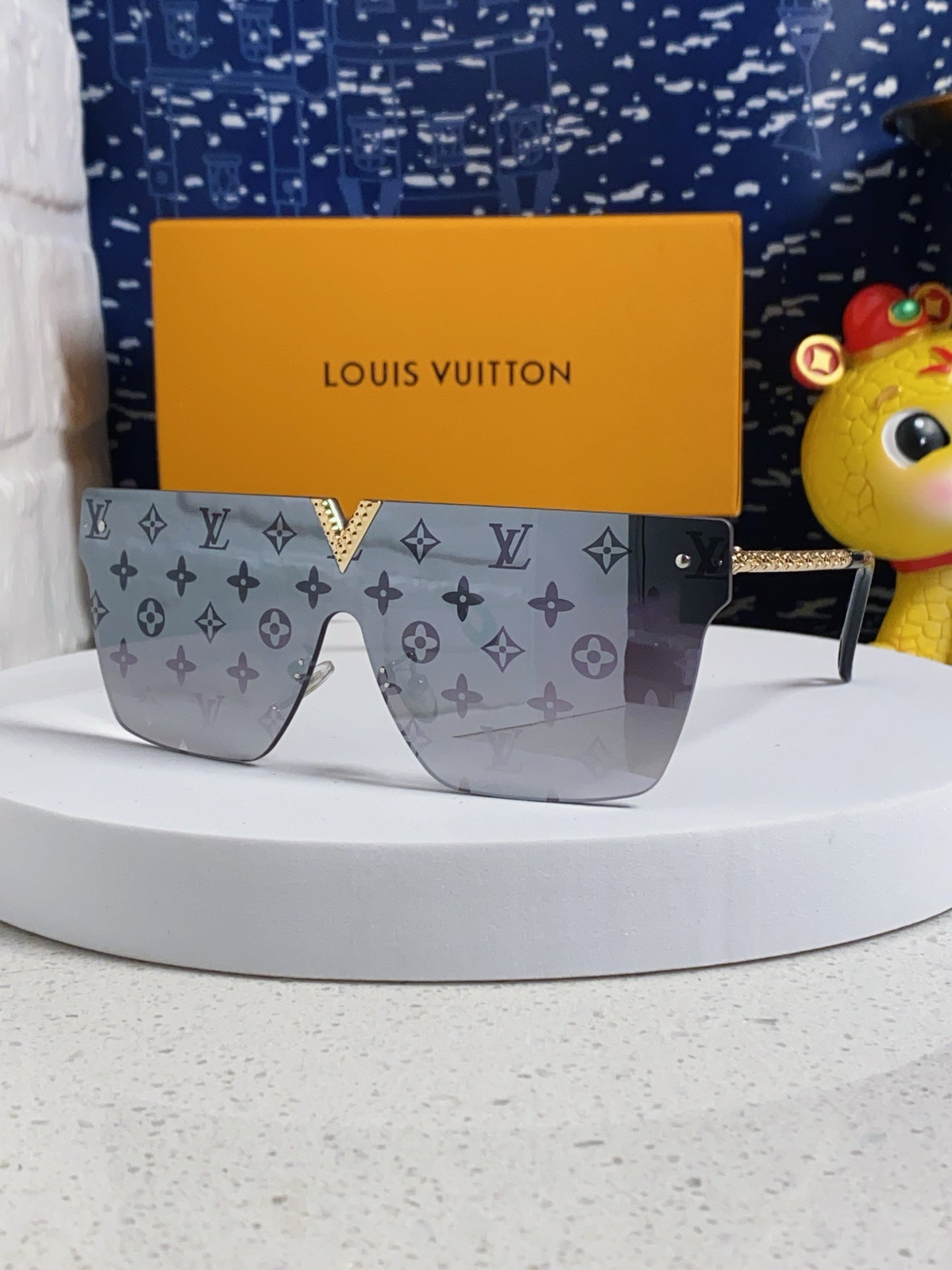 Louis Vuitton Fashion Gray Lens Sunglasses for Men & Women - 997394