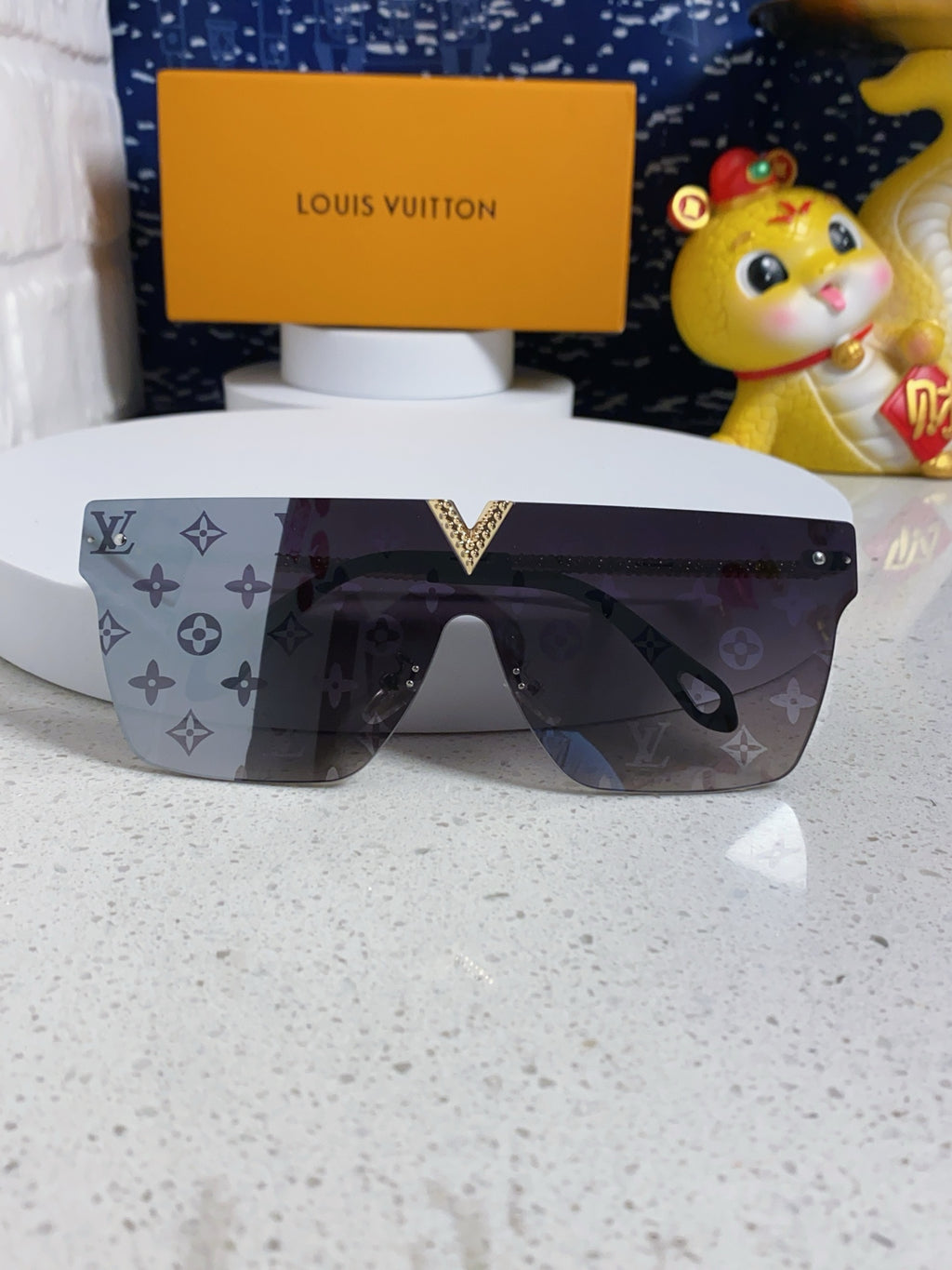 Louis Vuitton Fashion Gray Lens Sunglasses for Men & Women - 997394 - detail image 9