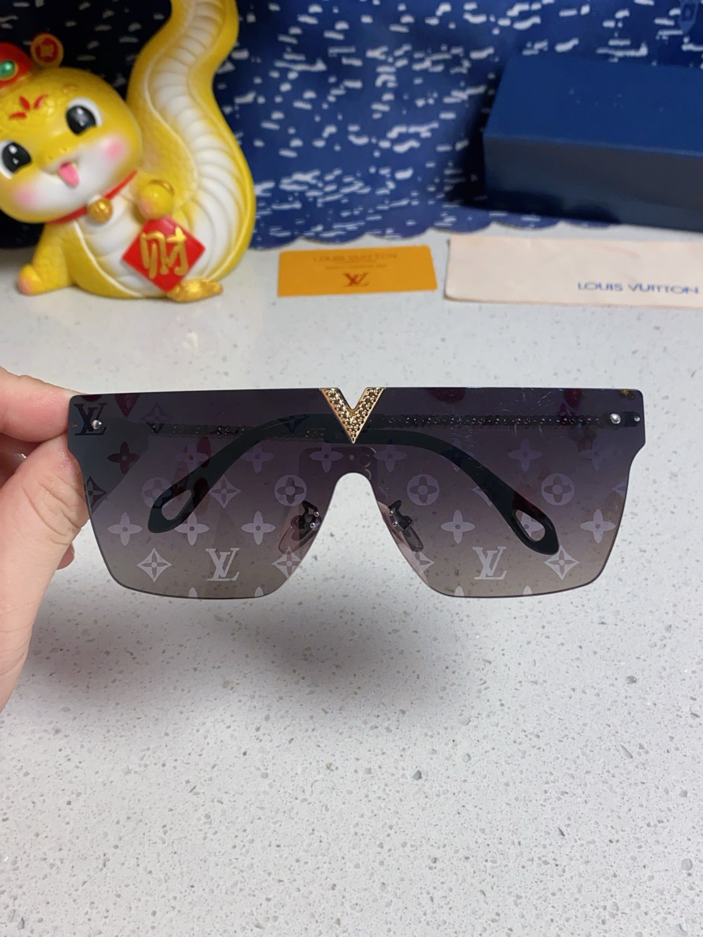 Louis Vuitton Fashion Gray Lens Sunglasses for Men & Women - detail image 4