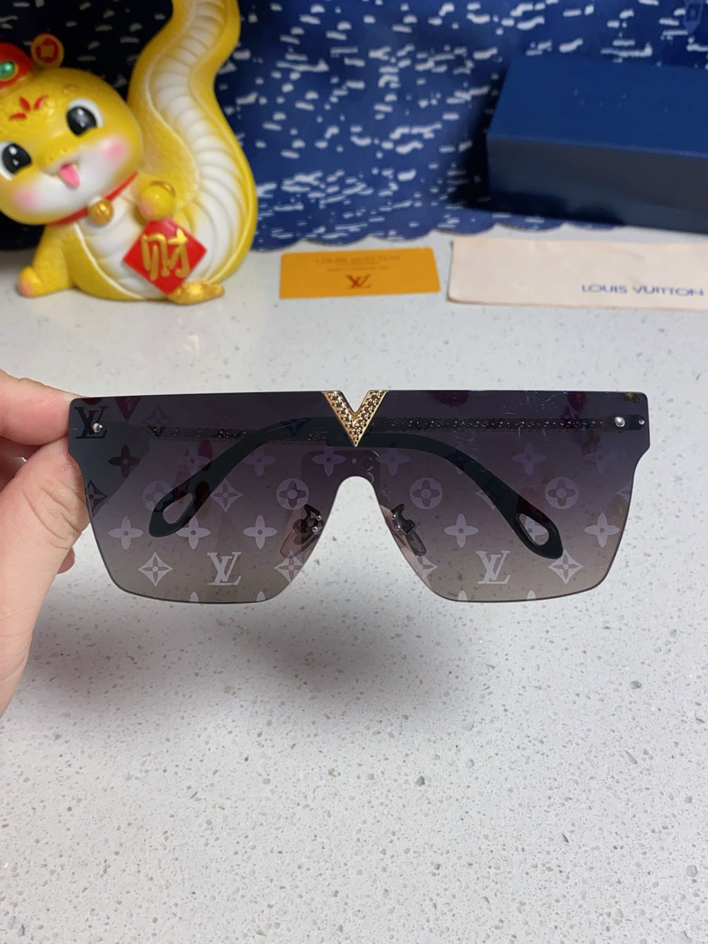 Louis Vuitton Fashion Gray Lens Sunglasses for Men & Women - 997394 - detail image 4