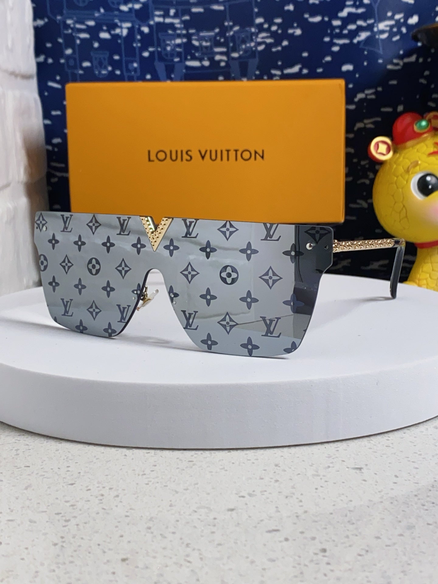 Louis Vuitton Fashion Silver Lens Sunglasses for Men & Women - 997395