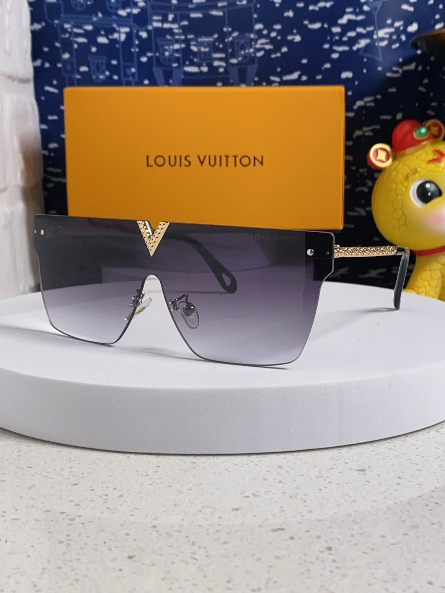 Louis Vuitton Fashion Silver Lens Sunglasses for Men & Women - 997396