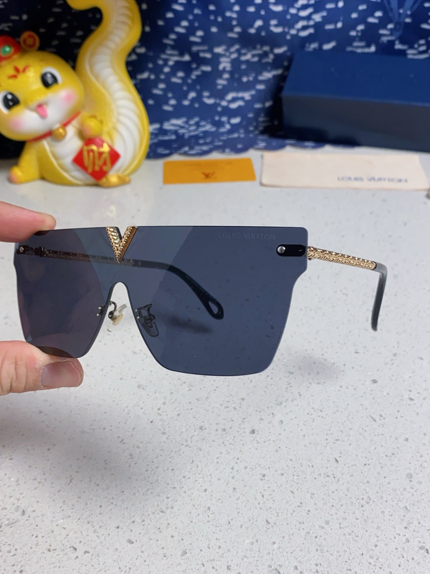 Louis Vuitton Fashion Blue Lens Sunglasses for Men & Women - 997397 - detail image 6
