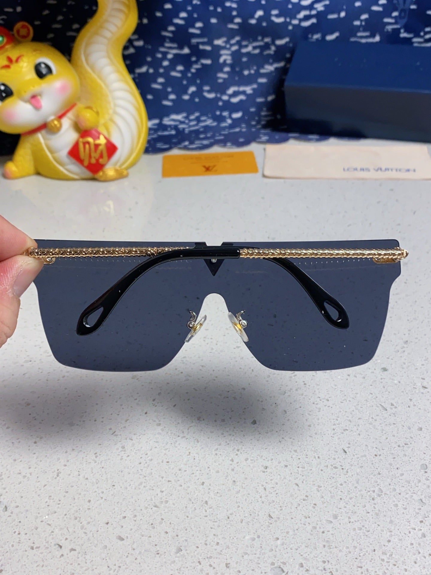 Louis Vuitton Fashion Blue Lens Sunglasses for Men & Women - 997397 - detail image 5