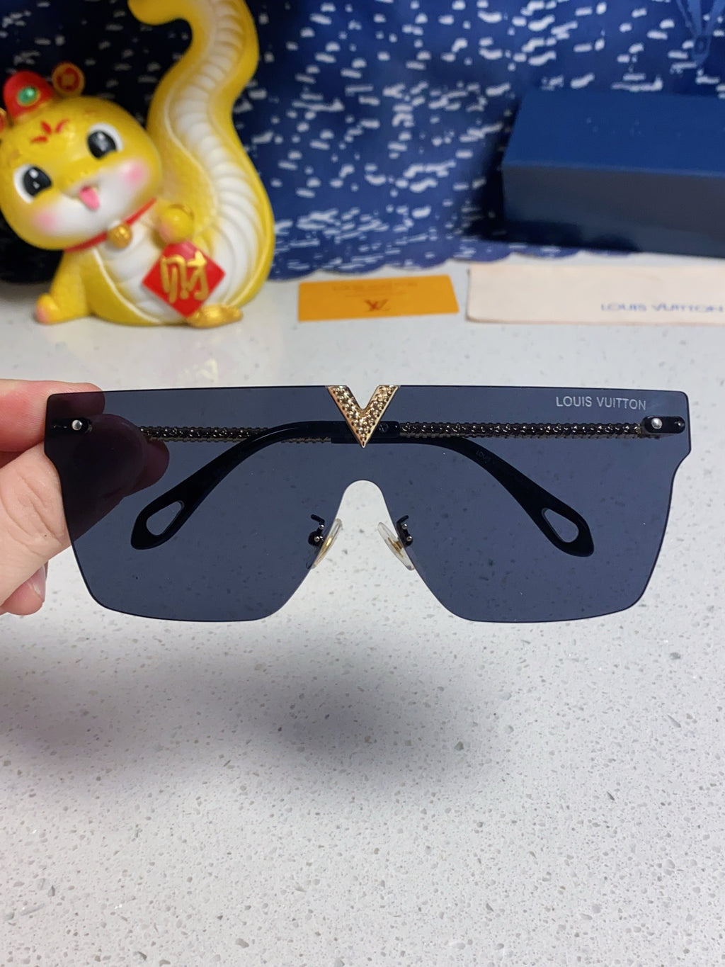 Louis Vuitton Fashion Blue Lens Sunglasses for Men & Women - 997397 - detail image 4