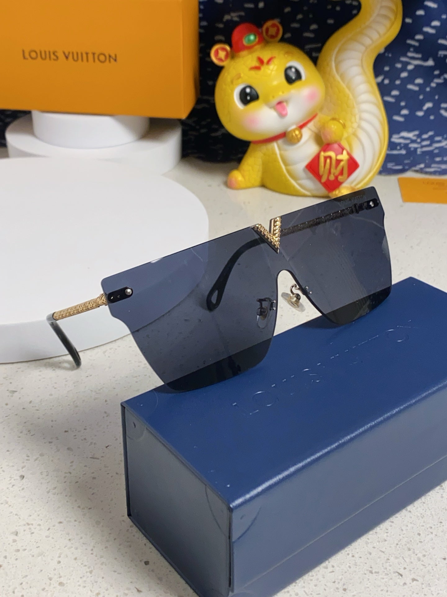 Louis Vuitton Fashion Blue Lens Sunglasses for Men & Women - 997397 - detail image 10
