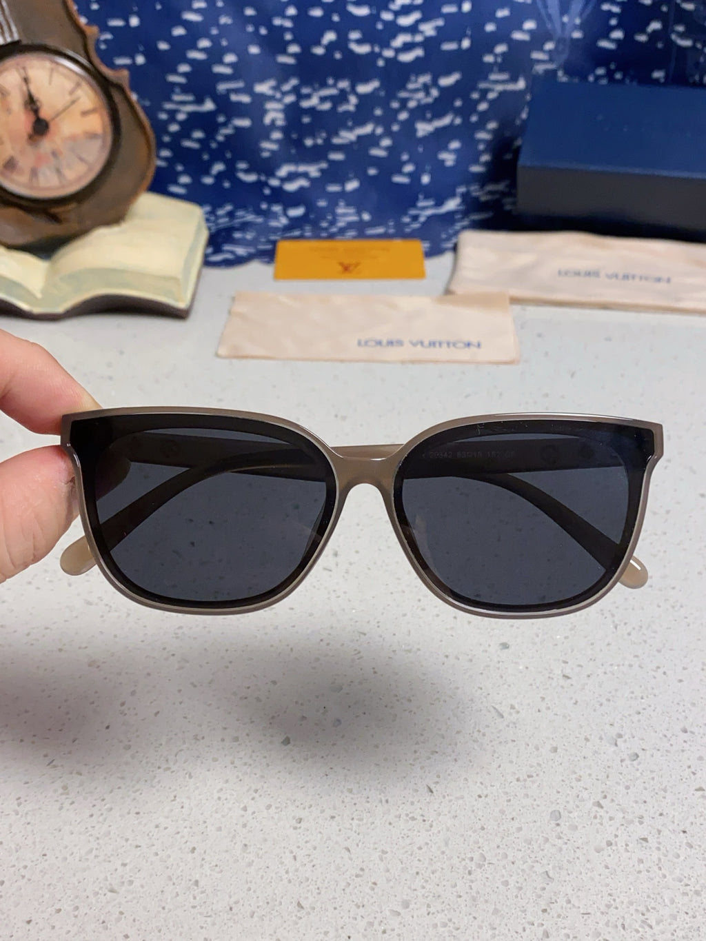 Louis Vuitton Fashion Gray Lens Sunglasses for Women - 381771 - detail image 4