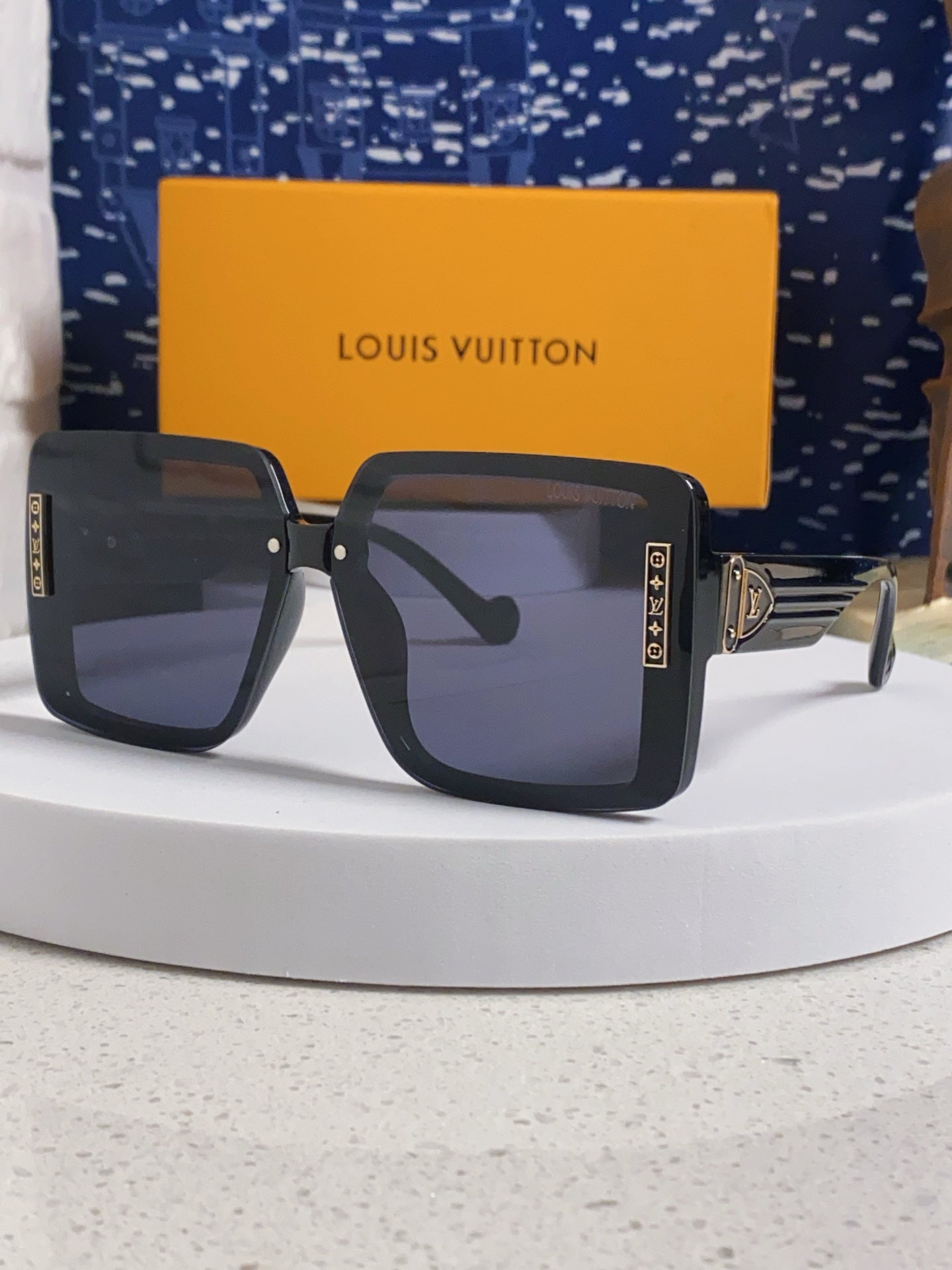 Louis Vuitton Polarized Oversized Gray Lens Sunglasses for Women - 381779