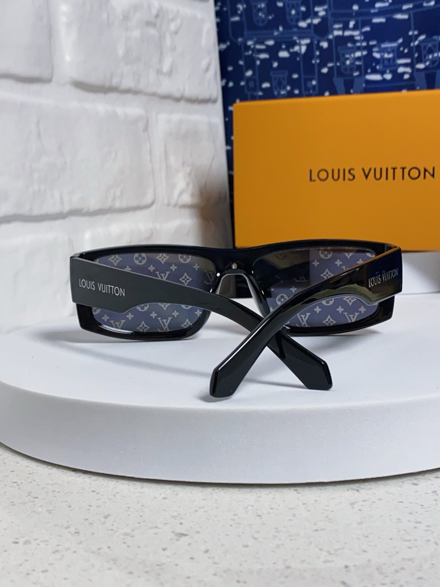 Louis Vuitton Fashion Green Lens Sunglasses for Men & Women - detail image 3