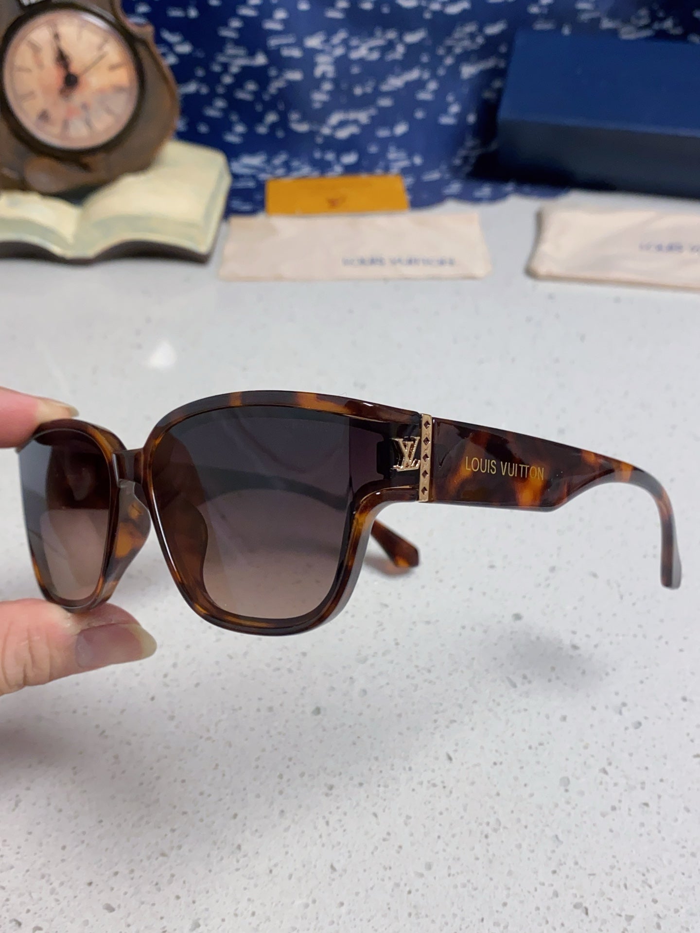 Louis Vuitton Oversized Black Lens Sunglasses for Men & Women - 132170 - detail image 6