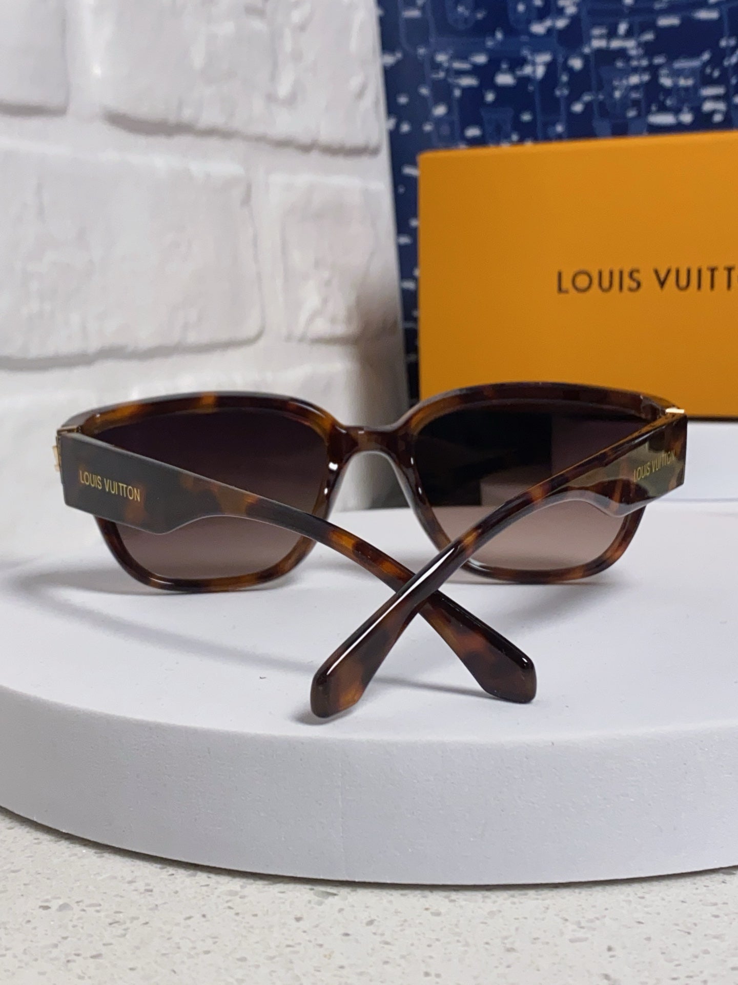 Louis Vuitton Oversized Black Lens Sunglasses for Men & Women - 132170 - detail image 3