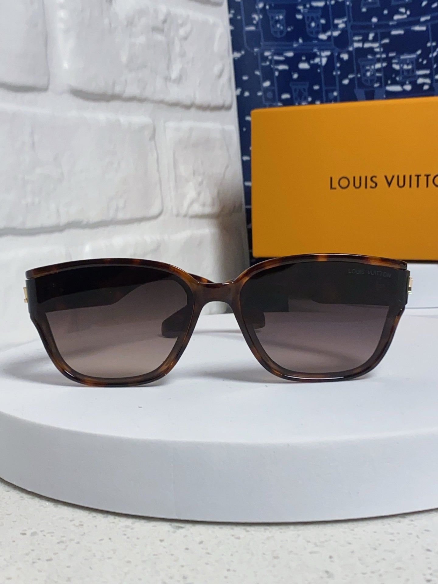 Louis Vuitton Oversized Black Lens Sunglasses for Men & Women - 132170 - detail image 2