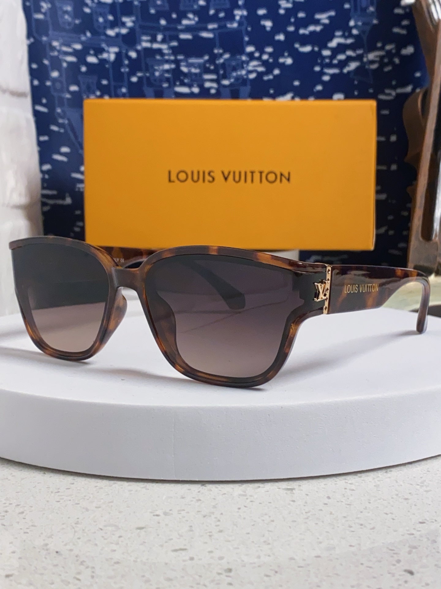 Louis Vuitton Oversized Black Lens Sunglasses for Men & Women - 132170