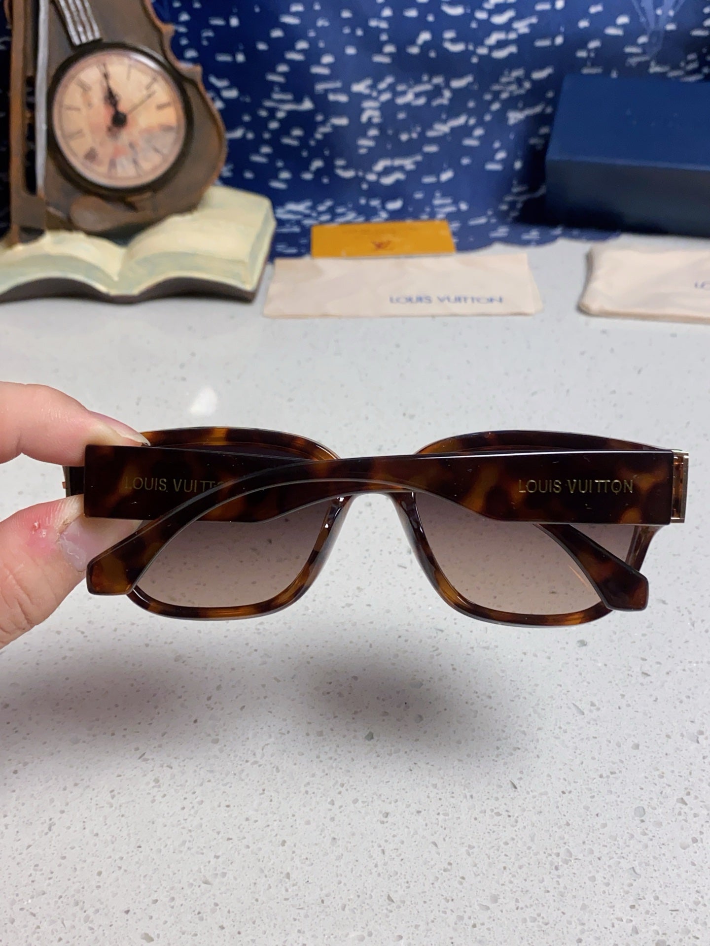 Louis Vuitton Oversized Black Lens Sunglasses for Men & Women - 132170 - detail image 5