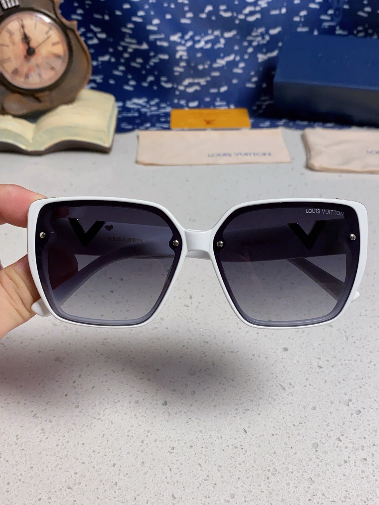 Louis Vuitton Fashion Silver Lens Sunglasses for Women - 486217 - detail image 4