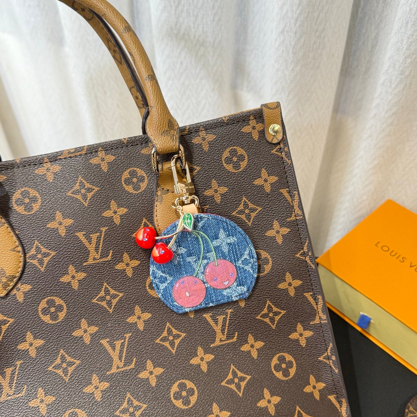 Louis Vuitton M02830 Fashion Orange Lens Sunglasses for Men & Women - detail image 2